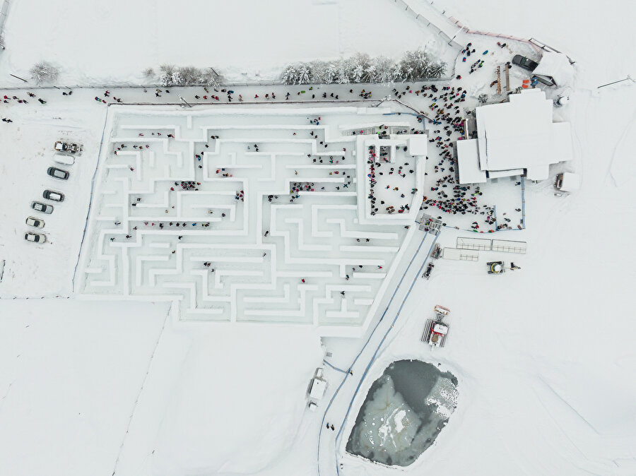 Dünyanın en büyük kar labirenti: Giren çıkamıyor