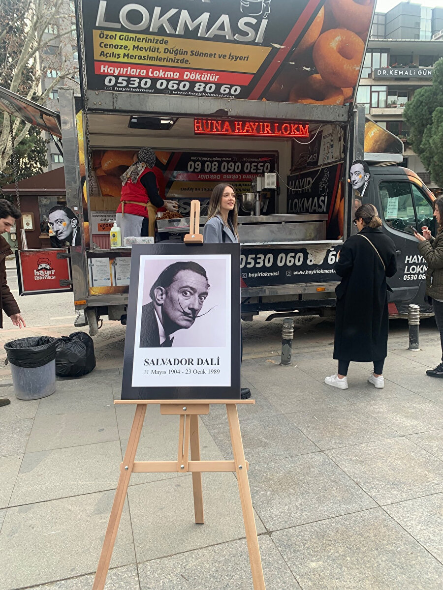 Simülasyonda bugün: Salvador Dali için lokma dağıtmak