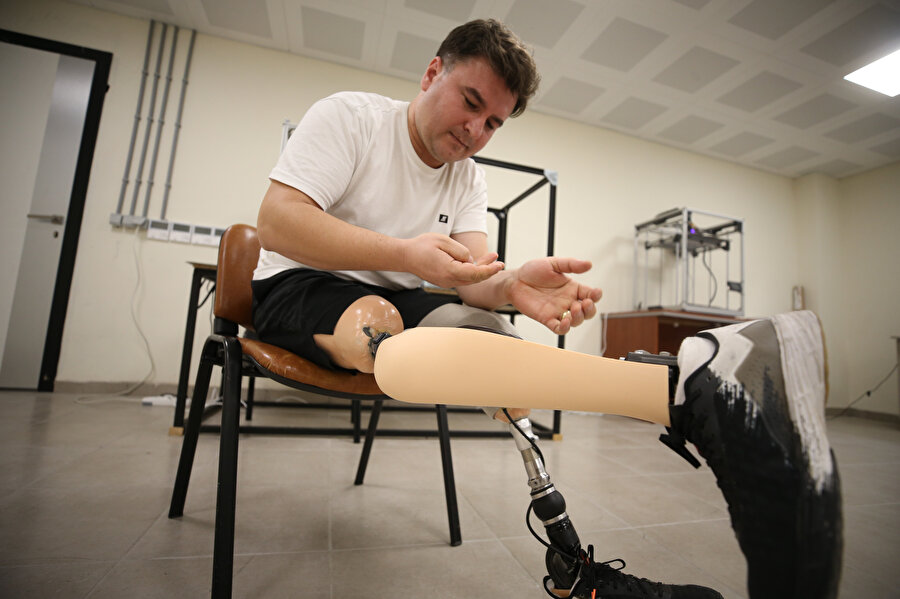 Bacaklarını kaybeden terör gazisi üç boyutlu yazıcıyla protez koruyucu geliştirdi