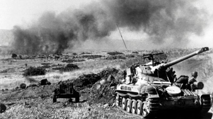 1967 yılında, Golan Tepeleri'nde İsrail tankları ilerledi.