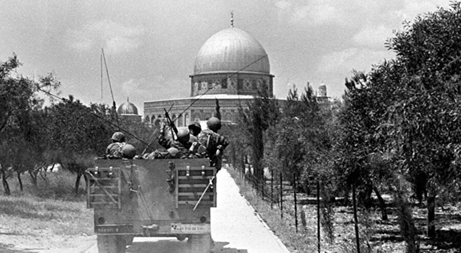 7 Haziran, İsrail askerleri Doğu Kudüs'te Kubbetüs Sahra önlerinde iken çekilen bir kare.