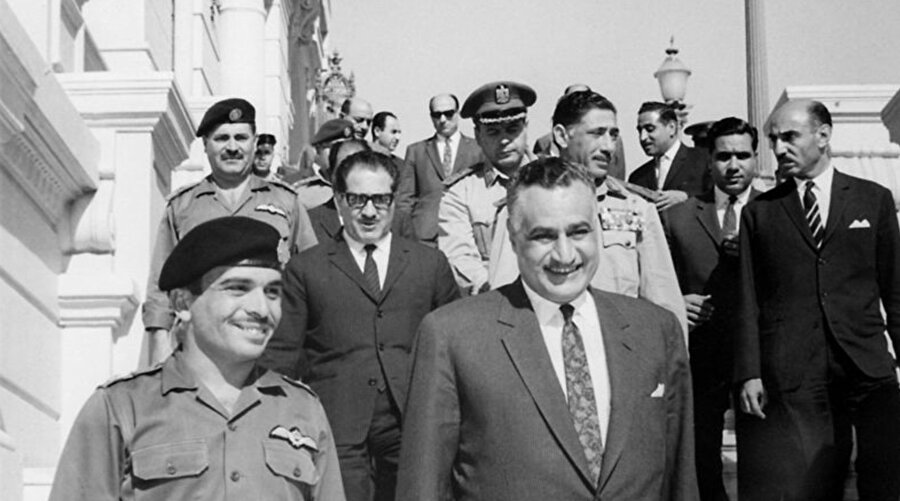 30 Mayıs 1967, Kral Hüseyin ve Nâsır, Kahire'de Ürdün-Mısır savunma anlaşmasını imzaladıktan sonra çekilen kare.