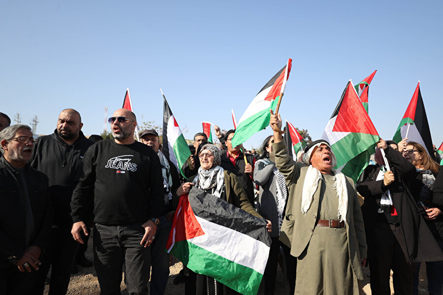 Likud Partisinden 2 milletvekilinin Han el-Ahmer'e gitmesi üzerine yüzlerce Filistinli de ellerinde bayraklarla köy halkına desteğe geldi.