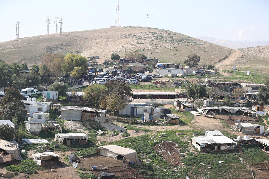 İşgal altındaki Batı Şeria'da, Kudüs yakınlarındaki Han el-Ahmar köyü, İsrail'in yasadışı İsrail yerleşimlerini birbirine bağlamak için kullanmayı planladığı bir koridorda bulunuyor.