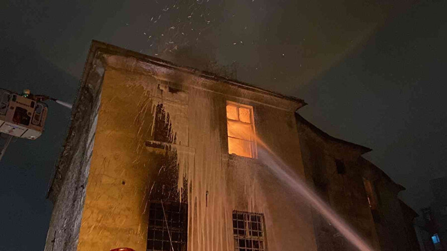 İstanbul Beyoğlu'nda yangın: İki kişi öldü, iki kişi yaralandı