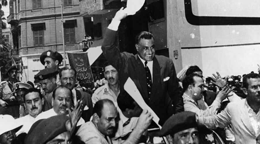 Nâsır, Süveyş Krizi sırasında Arap dünyasının ulusal kahramanı oldu.