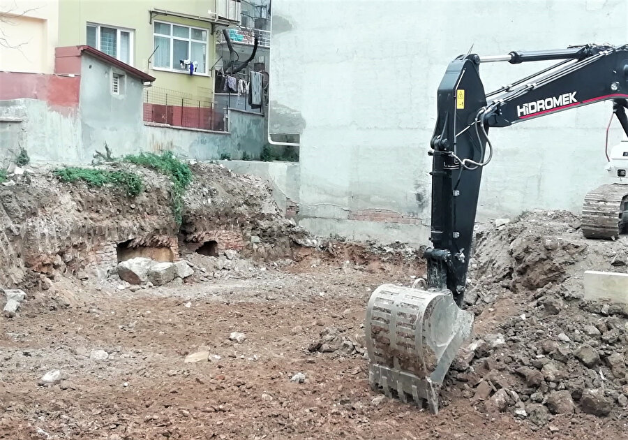 İnşaat kazısı durduruldu: Kepçeyi vurdular, tarih fışkırdı