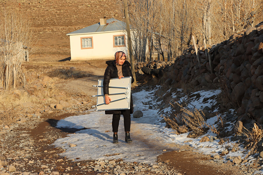 Rabia öğretmen yarıyıl tatilinde evleri dolaşarak kadınlara okuma yazma öğretiyor