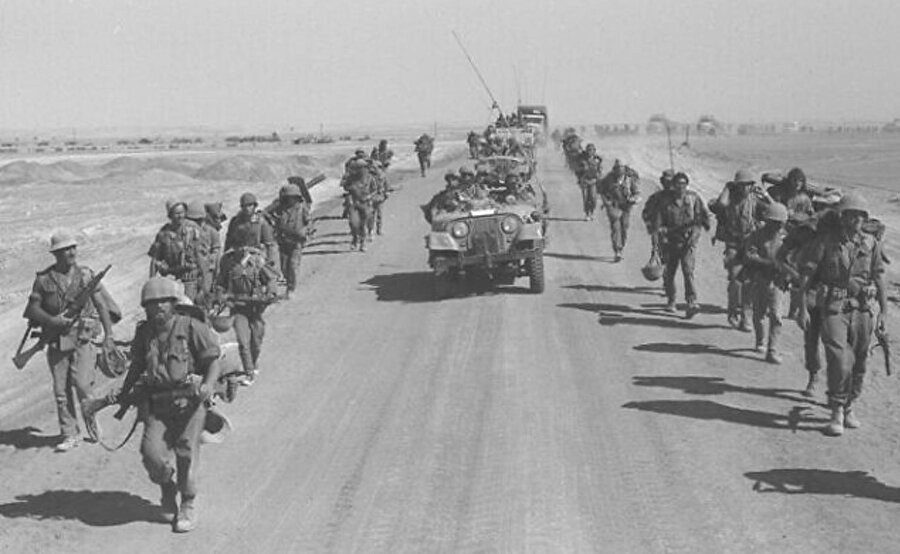 İsrailli paraşütçüler Süveyş Kanalı'nı geçtikten sonra Süveyş-Kahire yolunda ilerliyor.