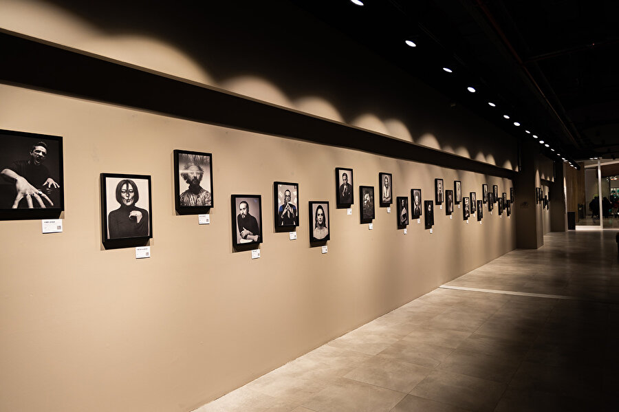 Ünlü isimlerin portre fotoğraflarının yer aldığı sergi, 5 Şubat'a kadar görülebilecek.​​​​​​​