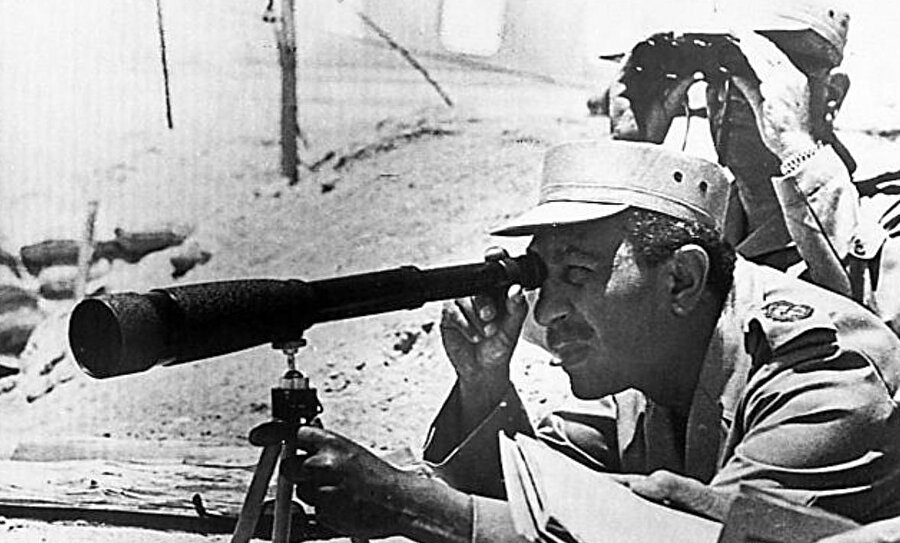 Enver Sedat, 4 Haziran 1973'te Sina Yarımadası'ndaki İsrail cephelerinde yaptığı ziyaret sırasında teleskopla bakarken.
