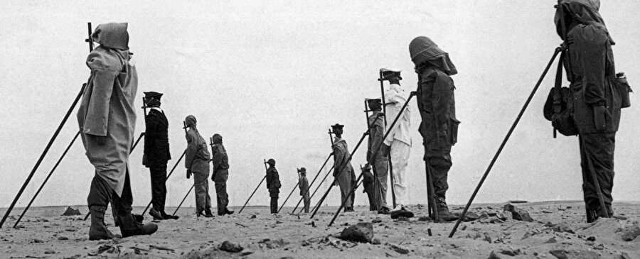 1960 Fransız nükleer testi sırasında Sahra Çölü'nde bir atom bombasının patlamasını bekleyen bir dizi manken. Fransız Reggane nükleer testi serisi, 1960-1961'de Cezayir Savaşı sırasında gerçekleştirilen 4 nükleer test grubuydu.