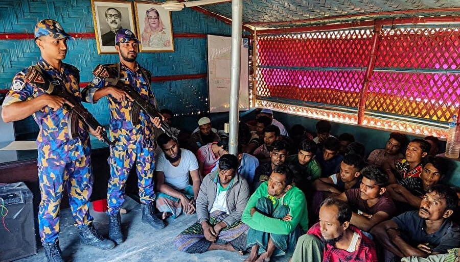 Silahlı Polis Taburu (APBn), çoğu şu anda Birleşmiş Milletler tarafından bir soykırım soruşturmasına konu olan Myanmar'dan kaçan vatansız azınlığın yaklaşık bir milyon üyesini barındıran kamplarda faaliyet gösteriyor.