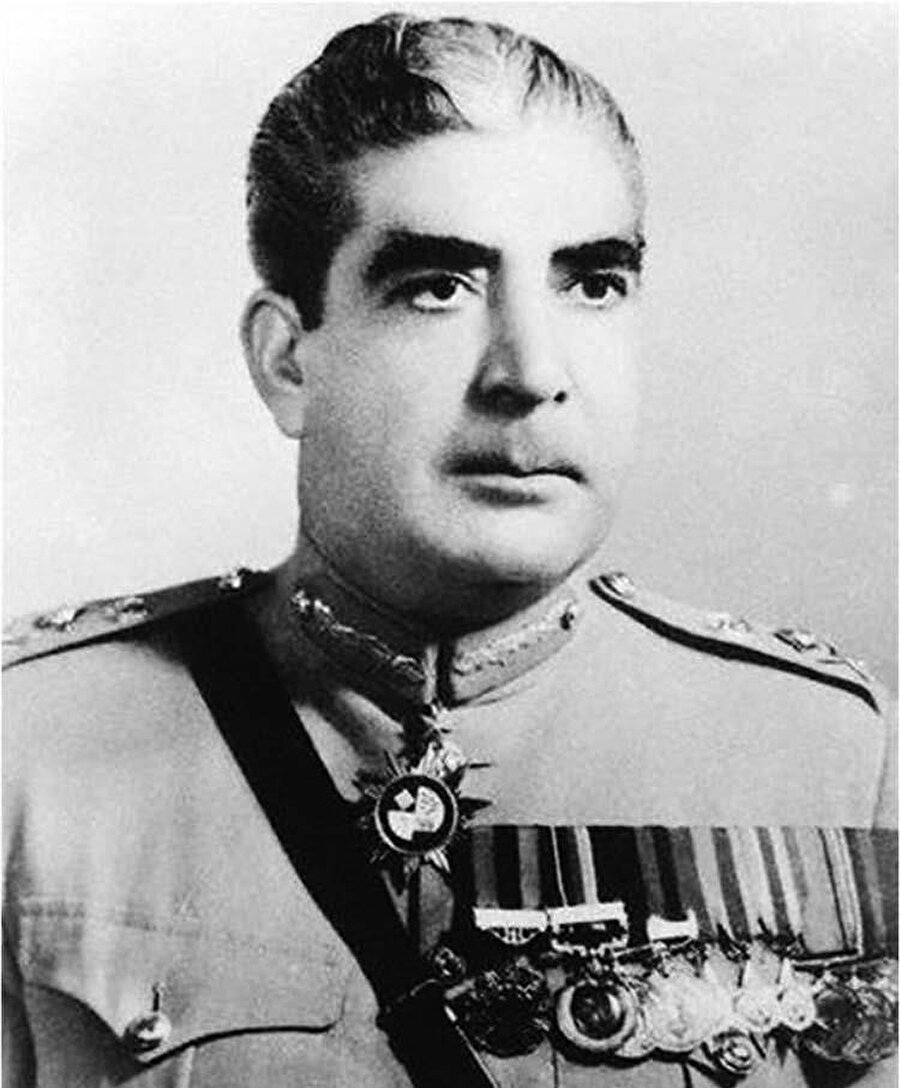 General Yahya Han, Hindistan ile çıkan yeni savaşta Pakistan ordusunun yenilmesi ve Doğu Pakistan'da bağımsız bir cumhuriyet kurulması üzerine 1971'de istifa ederek yerini Zülfikâr Ali Butto'ya bıraktı.