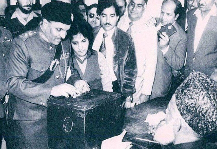 ABD ve Batı tarafından siyasî ve ekonomik desteğe boğulan Pakistan’da 1985’te nihayet çok partili seçim düzenlendi, ancak atmosfer tamamen General Ziyâ eliyle dizayn edilmişti.
