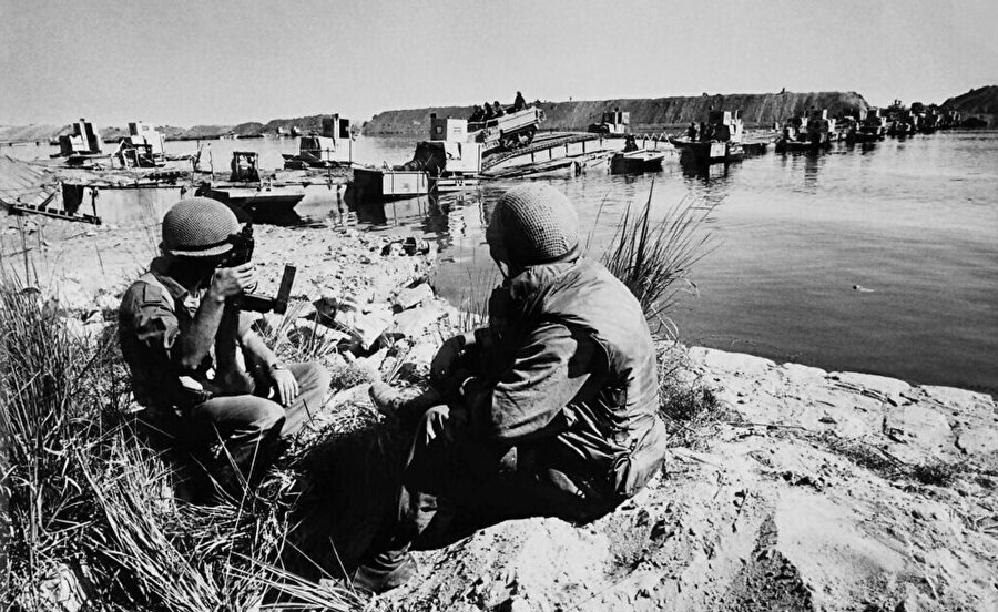 6 Ekim 1973'te İsrail askerleri Yom Kippur Savaşı sırasında Süveyş Kanalı'nı geçiyor.
