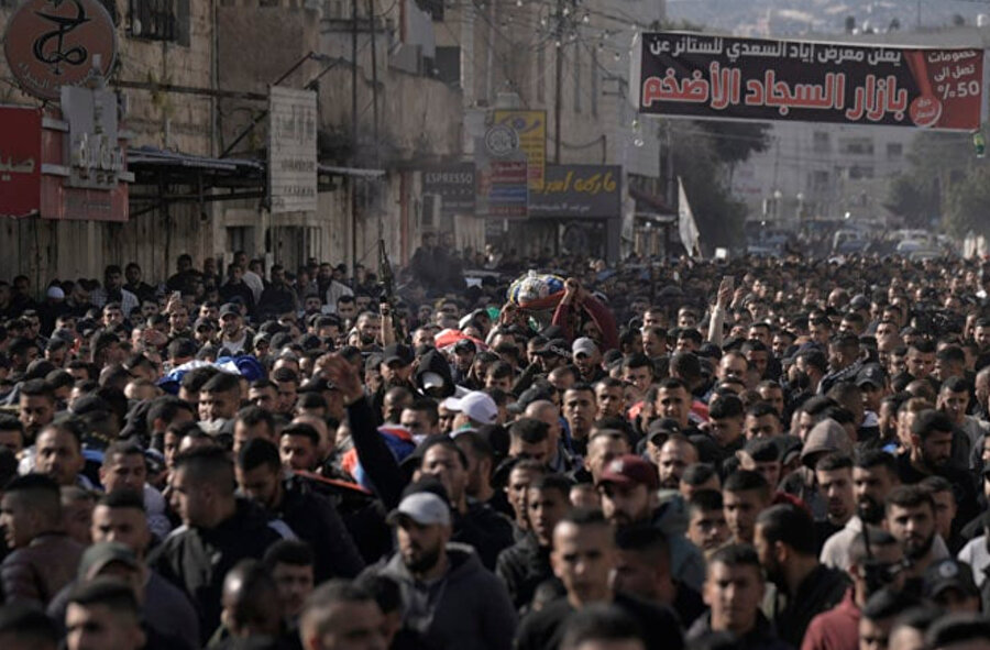 Yas tutanlar, Batı Şeria'nın Cenin kentinde ortak bir cenaze töreni sırasında kurbanları taşıyor.