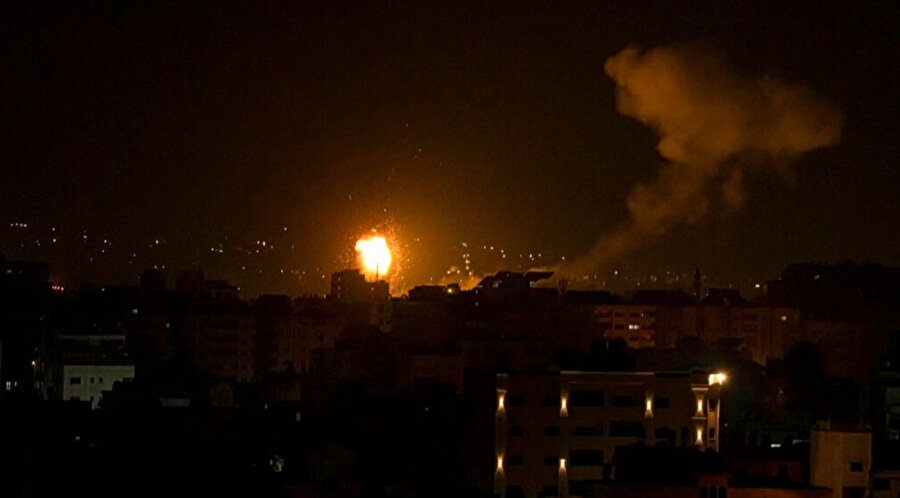 İsrail'in Gazze Şeridi'nin merkezine düzenlediği hava saldırısının ardından ateş ve duman yükseliyor.