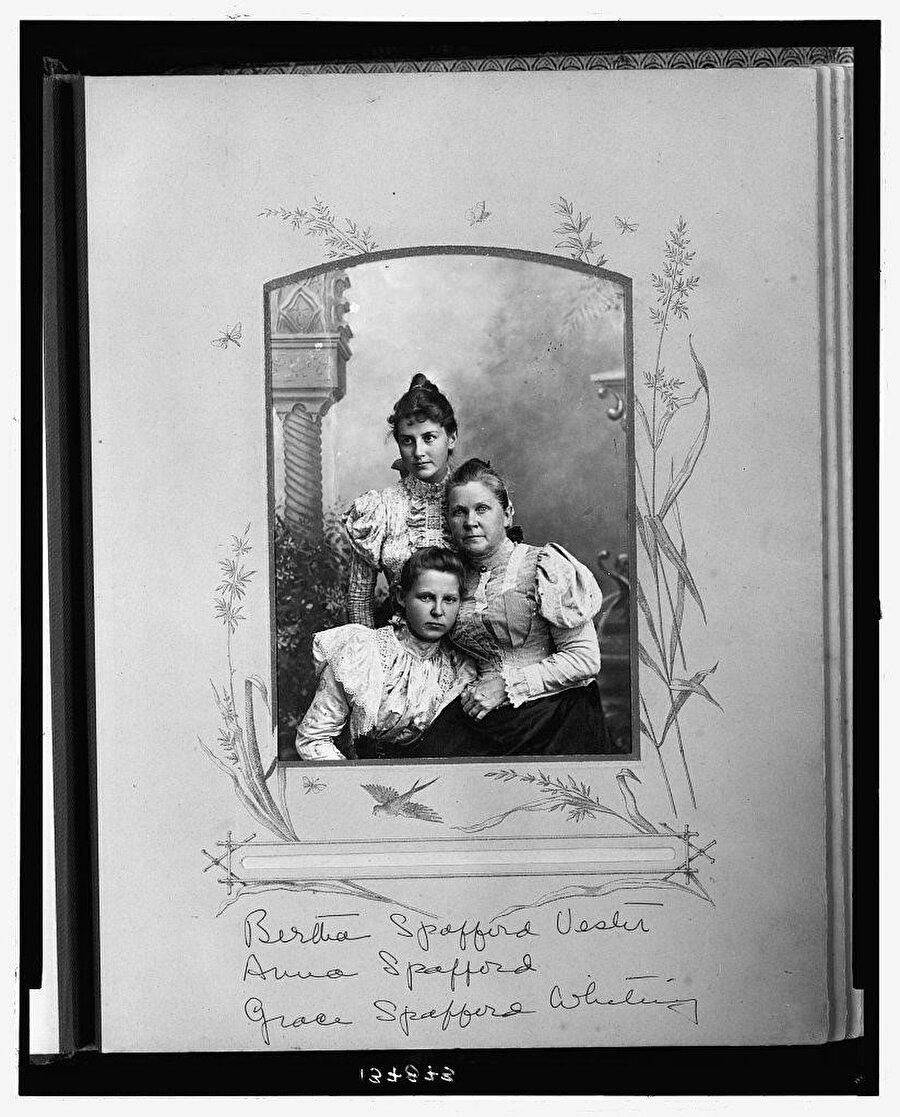Anna, Bertha ve Grace Spafford.
