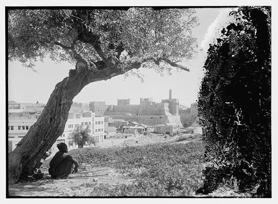 Dâvûd Kulesi manzarasında, ağaç altında serinleyen bir Kudüslü, 1900’lerin başı.