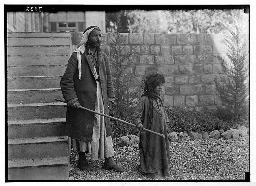 Gözleri görmeyen babasına rehberlik eden minik kız 1930’lar.