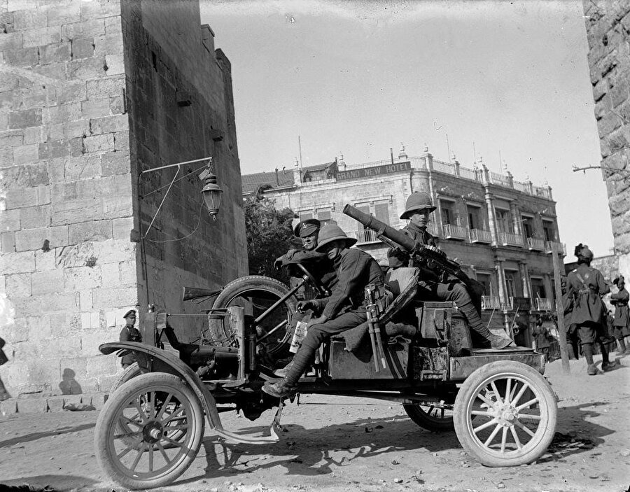 İngiliz askerler, El Halîl Kapısı’nda, 1920.