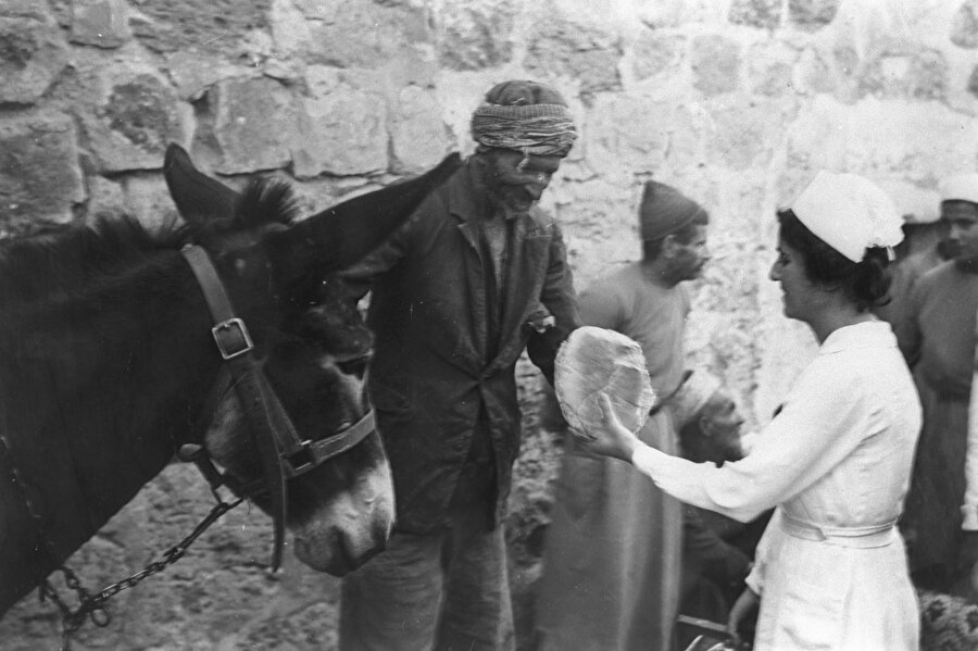 Kudüs’te sıcak ekmek ikramı, 1900’ler.