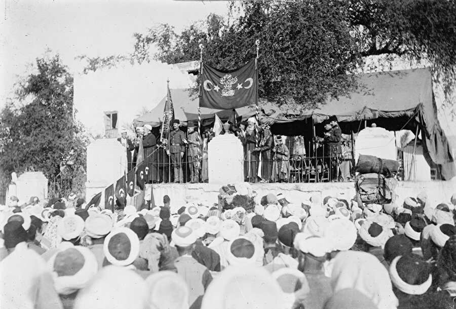 Medine Muhafızı Hasan Basri Paşa ve şehrin önde gelenleri cihat çağrısı yaparken, 1914.