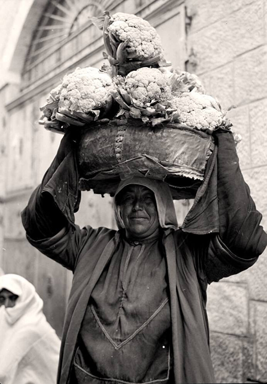 Karnabahar satan köylü kadın, 1930’lar.