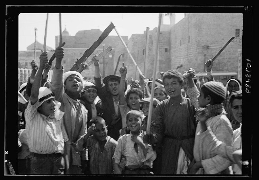 Kutlama yapan çocuklar, 1938.