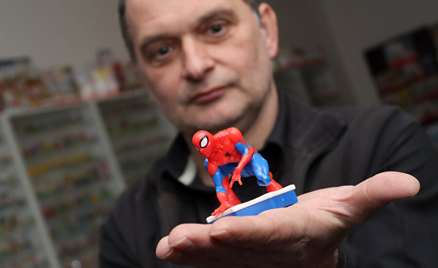 32 yılda 15 bin sürpriz yumurta oyuncağı biriktirdi