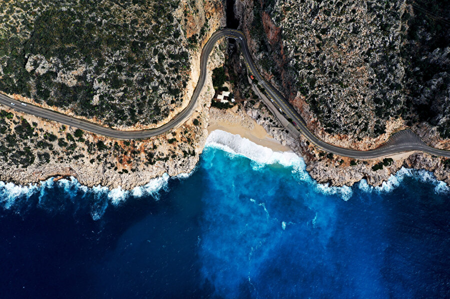 Antalya'da Kaputaş Plajı'nda denizin rengi değişti