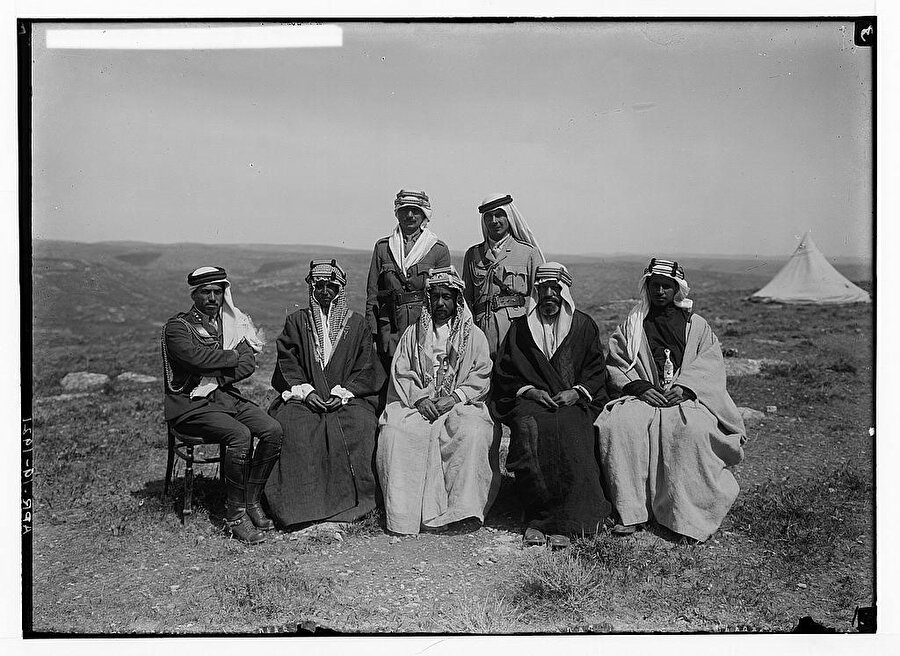 Herbert Samuel (Ayakta, solda), Transürdün ziyaretinde, Emir Abdullah (Ortada oturan) ile birlikte, 1921.