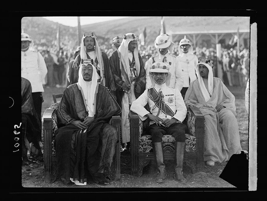 Suud bin Abdülaziz (Solda oturan), Transürdün Emiri Abdullah’ın oğlu Talâl’le (Sağda oturan) birlikte, 1935.