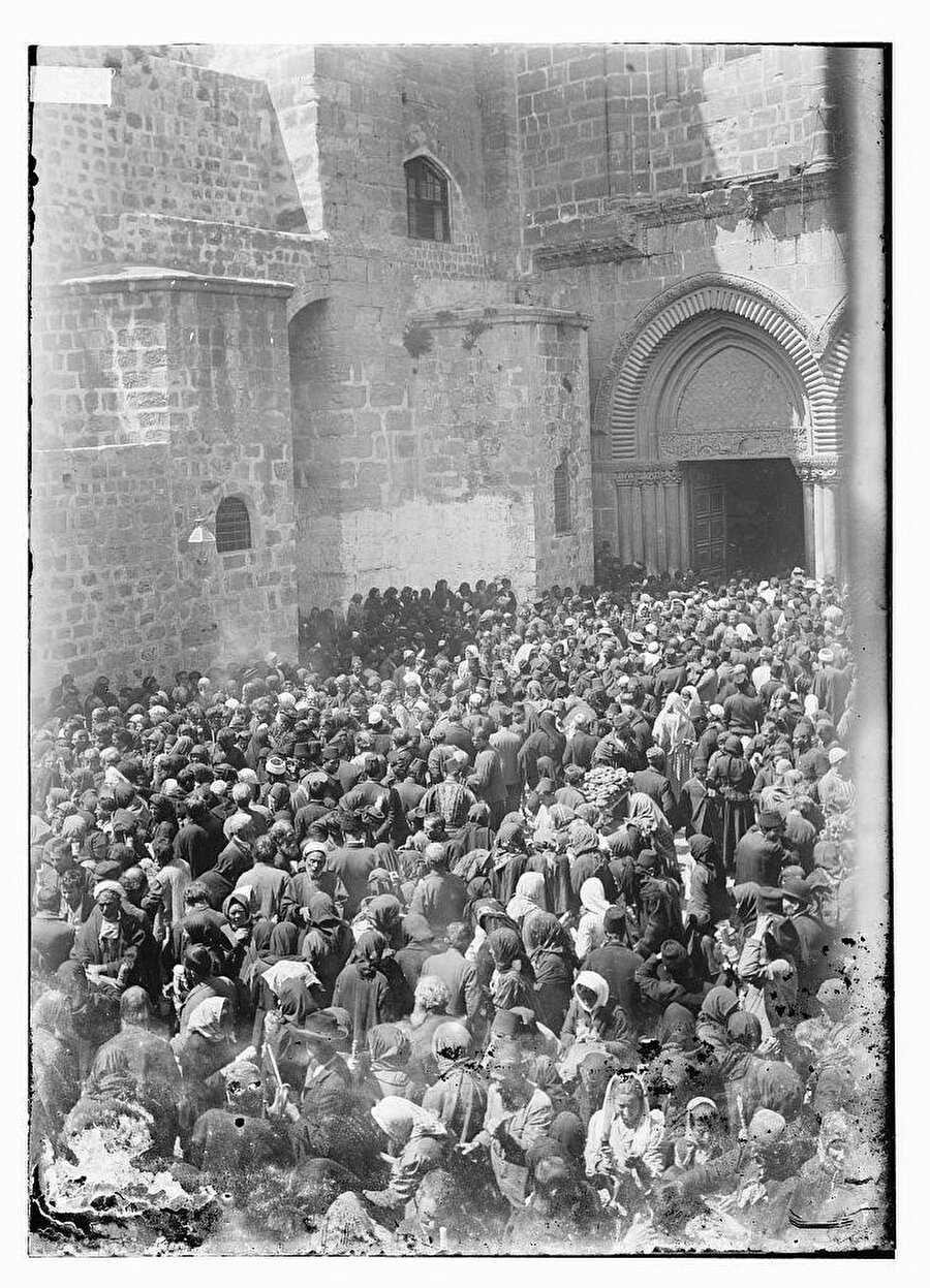 Kıyâme Kilisesi avlusunda kalabalık, 1900’ler.