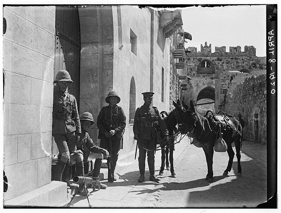 Aslanlı Kapı yakınında nöbet tutan İngiliz askerleri, 1920.
