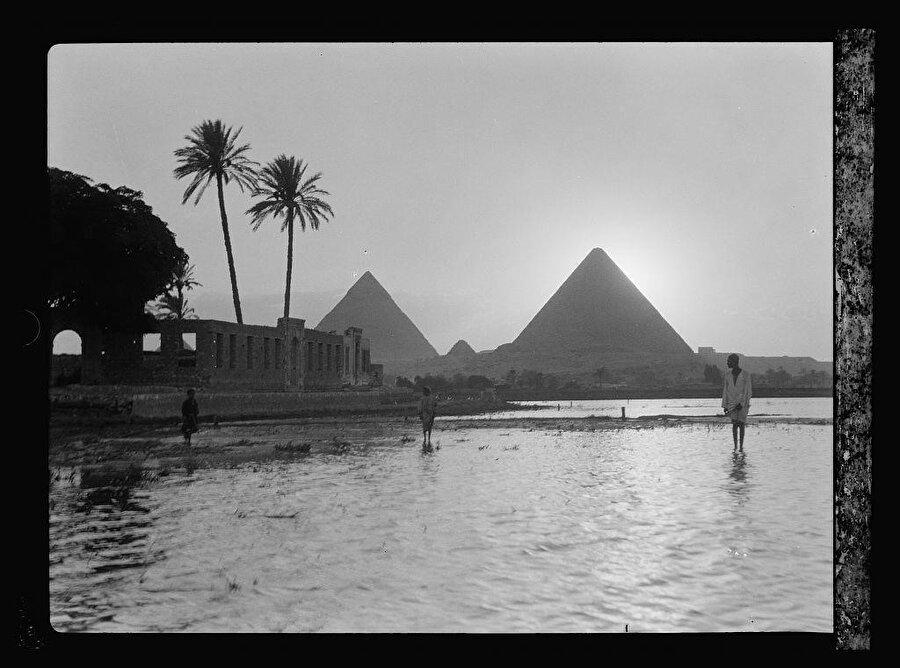 Piramitler eşliğinde bir Kahire manzarası, 1934.