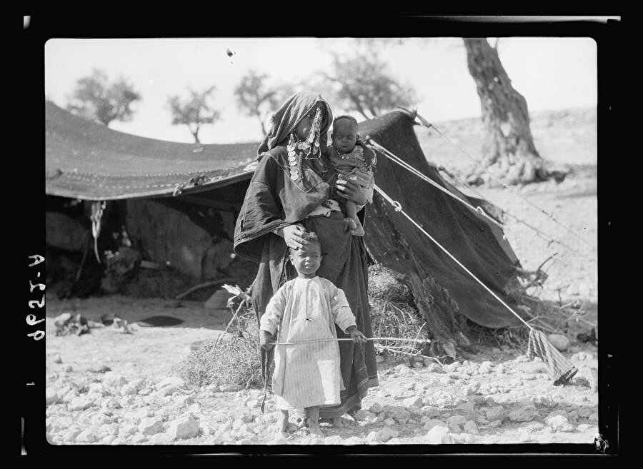 Bîru’s-Saba yakınlarında, Bedevî kadın ve çocukları, 1938.