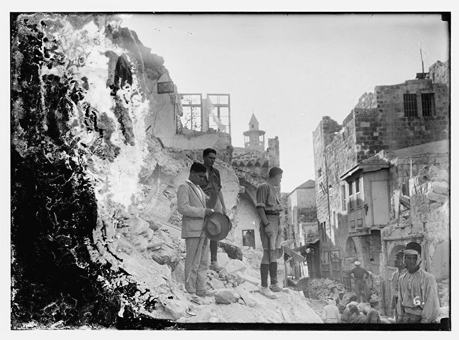 Eriha depreminin ardından, kurtarma çalışması yürüten insanlar, 1927.
