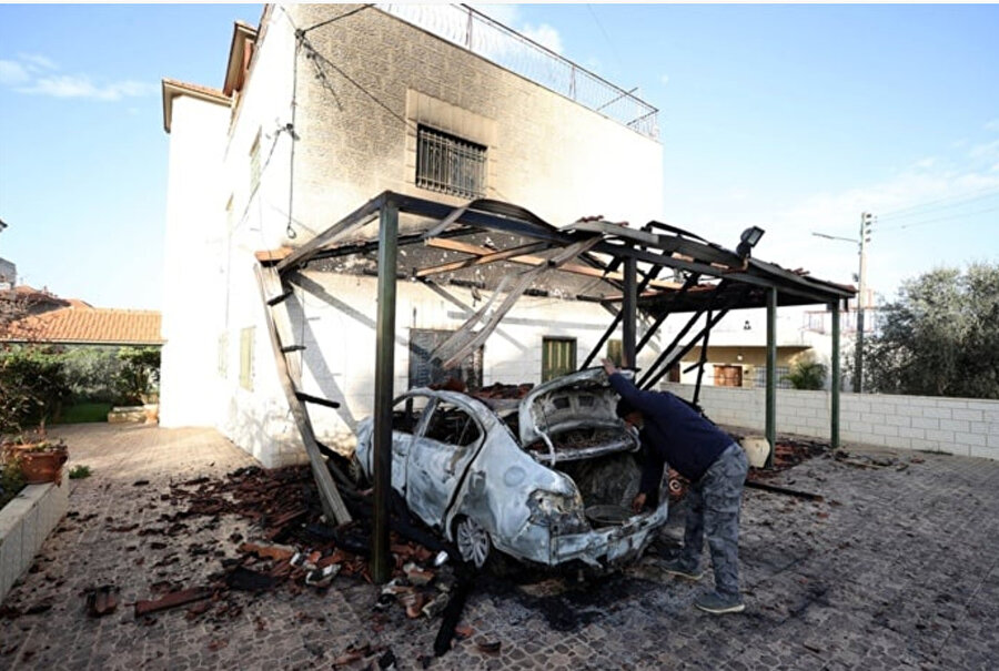 Batı Şeria'nın Ramallah ilçesine bağlı Turmus Aya köyünde Yahudi yerleşimciler tarafından yakıldığı iddia edilen Filistinli bir ailenin aracının görüntüsüdür.