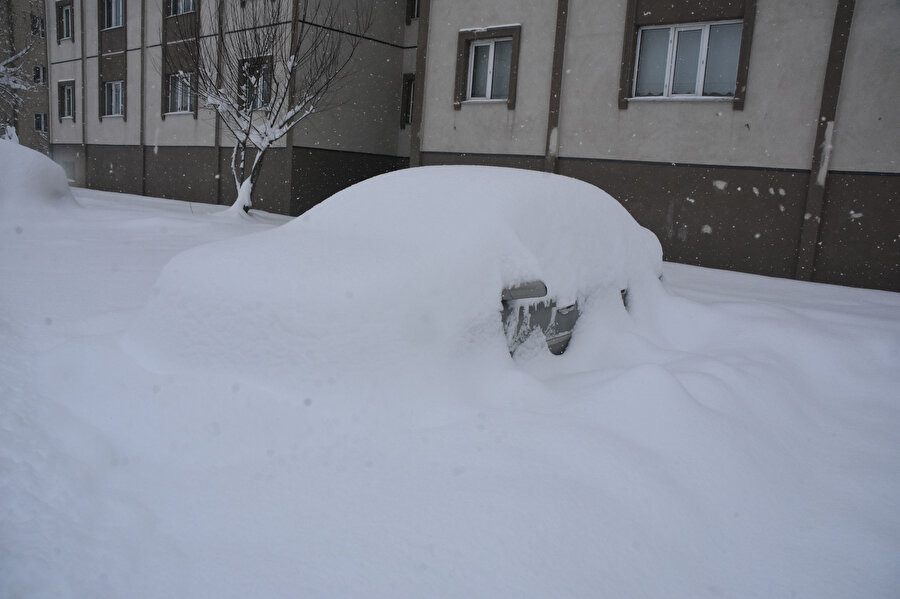 Araçlar görünmez oldu: Kar kalınlığı 50 santimetreyi geçti