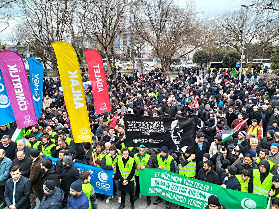 Binlerce Müslüman Kur'an-ı Kerim için meydanlara indi
