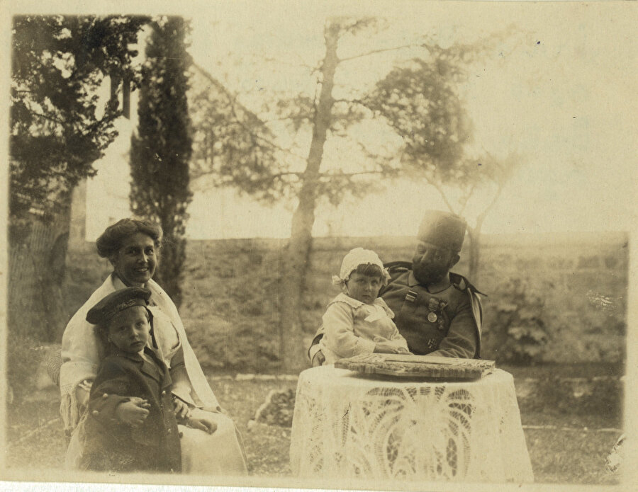 Cemal Paşa, kucağında Bertha’nın küçük kızı Louise ile birlikte, Amerikan Kolonisi’nde.