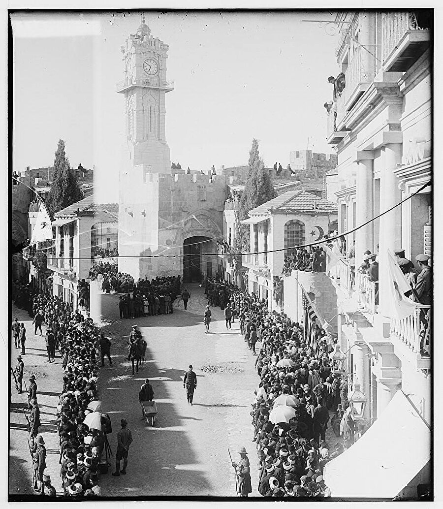 İngiliz Komutan Edmund Allenby’nin El Halîl Kapısı’ndan Kudüs’e girişi sırasında, Amerikan Kolonisi Fotoğraf Stüdyosu ekibi de oradaydı.