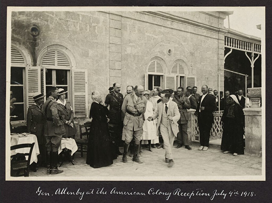 Anna Spafford (Ortada, siyah elbiseli), Edmund Allenby (Ortada, üniformalı) ve maiyetini Amerikan Kolonisi’nde ağırlıyor.