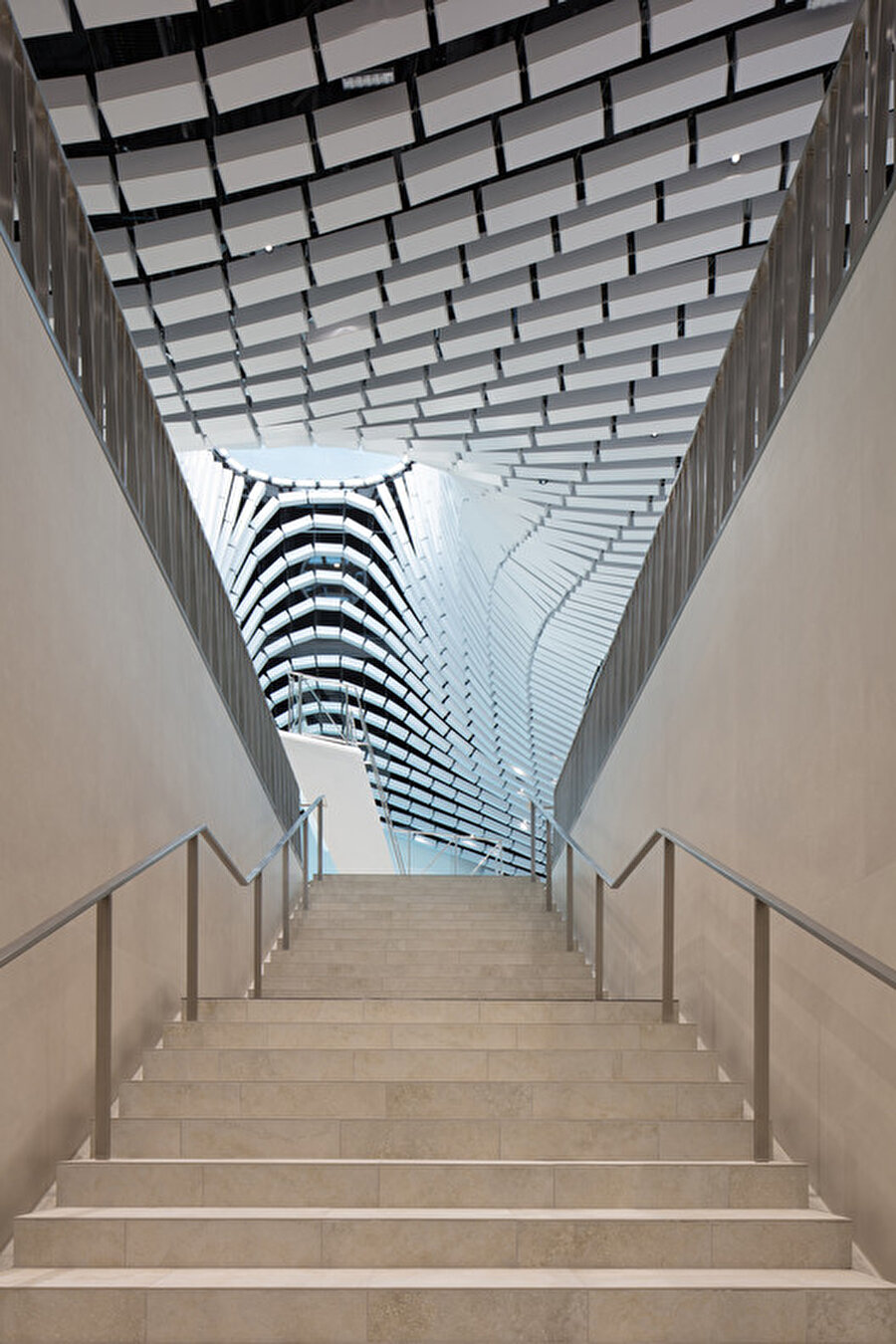  Yüzme katına çıkan merdivenler, yapının içine doğal ışık sağlıyor.