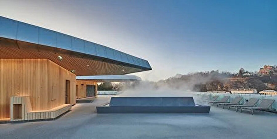 Tüm çatı katı, açık havuzlu ve kesintisiz şehir manzaralı sauna tesisi için kullanılıyor.n