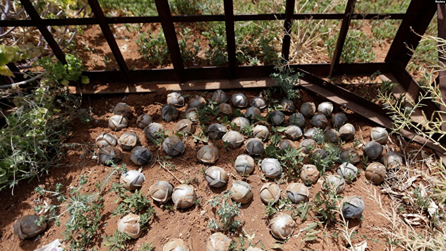 Suriye'de kara mayınları, hükümet güçlerinin ve Rus müttefiklerinin attığı binlerce mermi, füze ve bombadan kaynaklanan diğer patlamamış mühimmatla birlikte, muhalefetin elindeki toprakları çöp haline getiriyor.