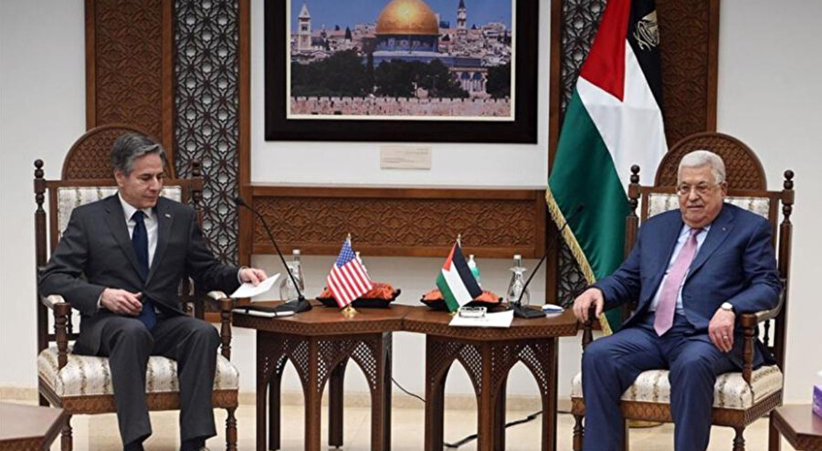 Salı günü İsrail'e ve işgal altındaki Batı Şeria'ya yaptığı iki günlük ziyareti tamamlayan ABD Dışişleri Bakanı Antony Blinken, Ramallah'ta Filistin Devlet Başkanı Mahmud Abbas ile bir araya geldi ve tansiyonun düşürülmesi çağrısında bulundu, ancak yeni bir girişimde bulunmadı. Konuşmada potansiyel barış görüşmelerini çevreleyen daha geniş meseleleri ele almak şöyle dursun, son şiddet dalgasını durdurmak gibi mütevazı bir hedefte bile ilerleme kaydettiğine dair hiçbir işaret yoktu.