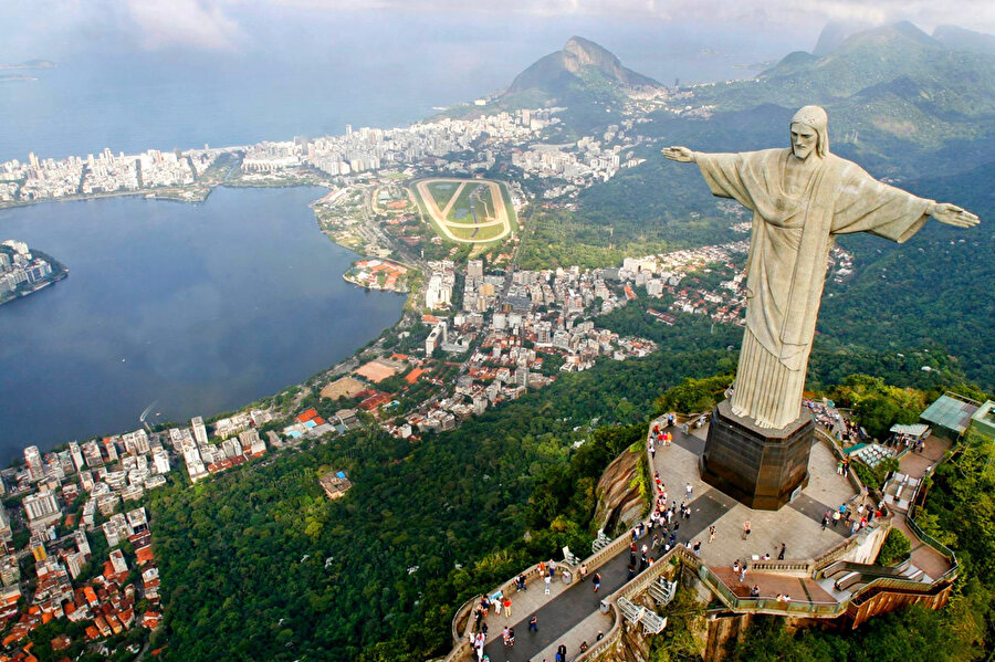 Kurtarıcı İsa Heykeli, Brezilya.